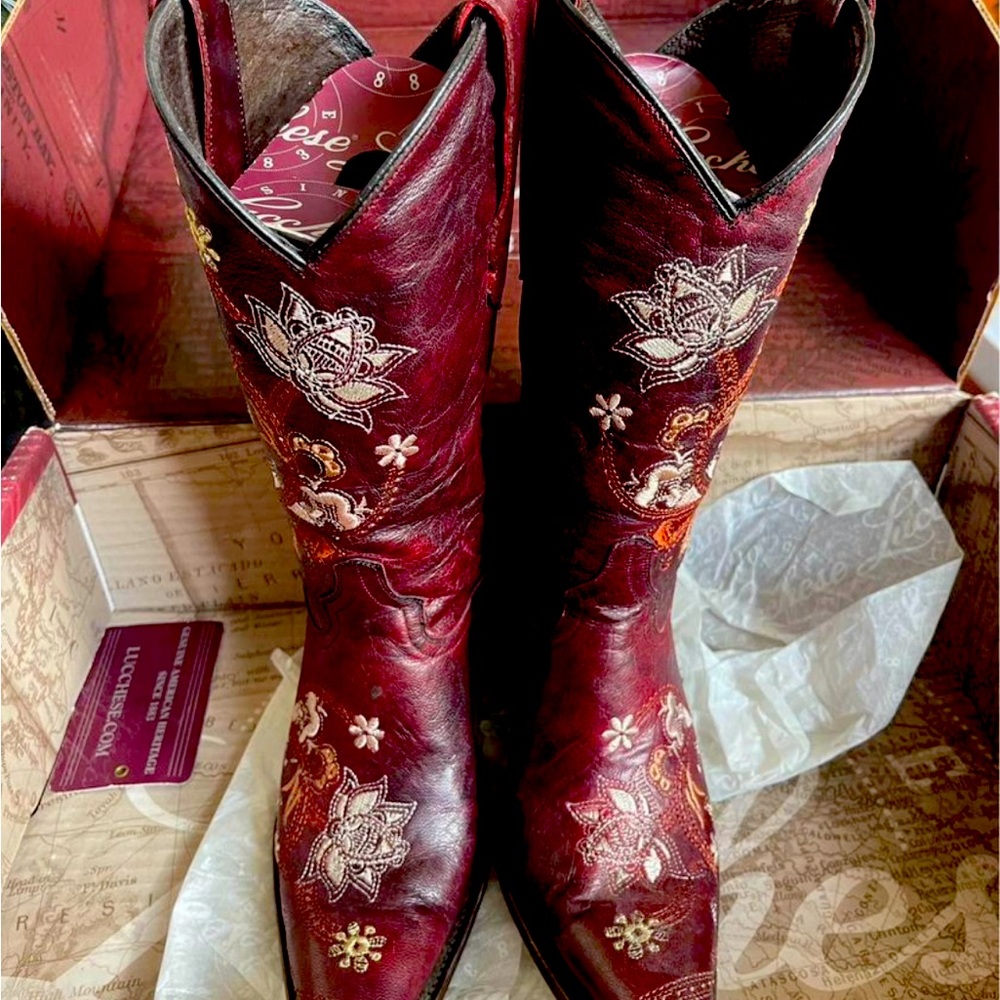 Lucchese size 7C. Western Boots 
Roses embroidered
Aggie Maroon 
Burgundy